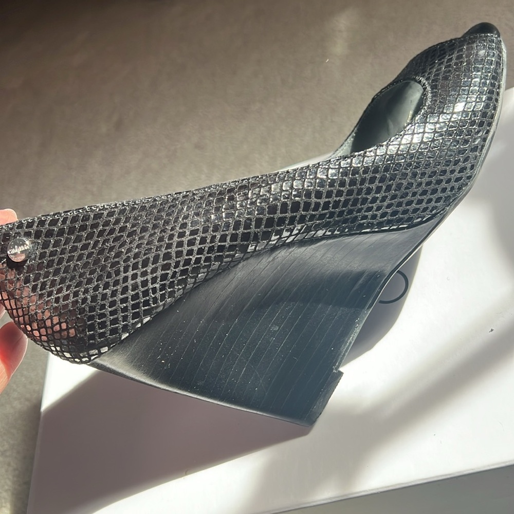 Calvin Klein Black Peep-Toe Wedge Shoes -snake patent print & textured 💜